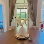 아파트 With Spacious Terrace Floramy 오파티아