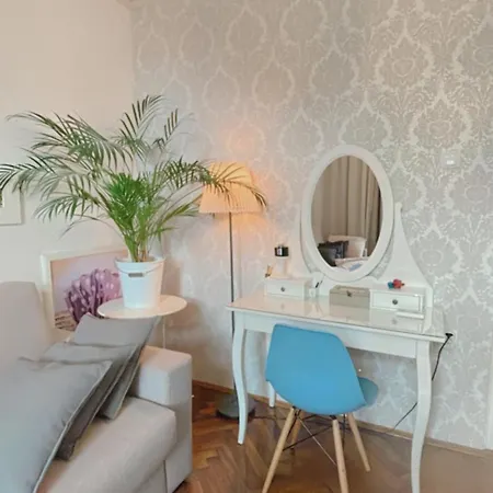 Apartman With Spacious Terrace Floramy